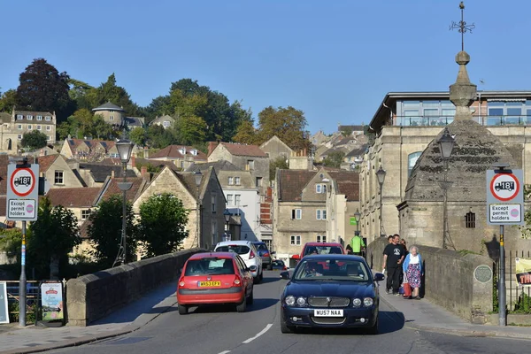 People Traffic Passes Street Town Bridge Old Town Centre October — Stock Photo, Image