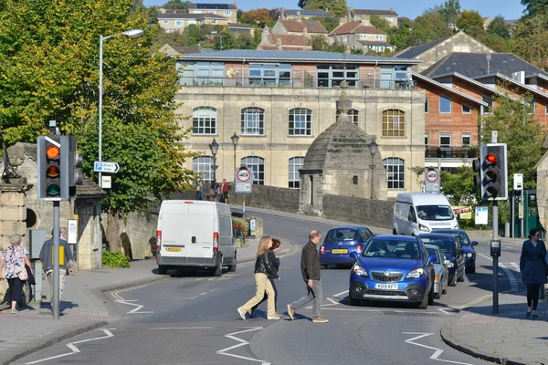 People Traffic Passes Street Town Bridge Old Town Centre October — Stock Photo, Image