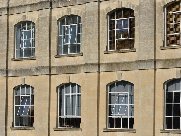 Viktorya döneminden kalma güzel bir sanayi binasının pencereleri lüks bir apartman bloğuna dönüştürülmüş.