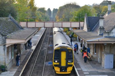20 Ekim 2015 'te Trowbridge, İngiltere' ye bir tren geliyor. 1848 'de açılan istasyon Wessex Main Line' da yıllık 850.000 kişilik bir binicilikle çalışır..