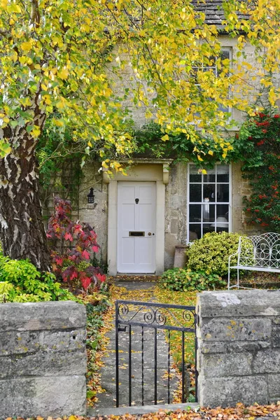 Vista Exterior Uma Bela Casa Velha Jardim Com Belas Flores — Fotografia de Stock