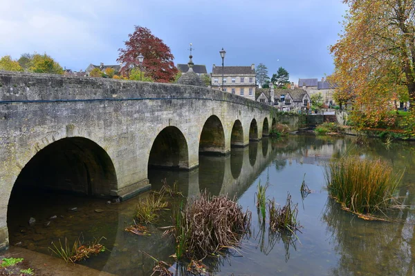 Malownicza Jesień Widok Starego Mostu Pięknym Mieście Mianowicie Historyczne Miasto — Zdjęcie stockowe