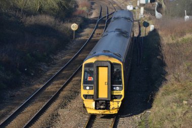 20 Ekim 2015 'te Trowbridge, İngiltere' ye bir tren geliyor. 1848 'de açılan istasyon Wessex Main Line' da yıllık 850.000 kişilik bir binicilikle çalışır..