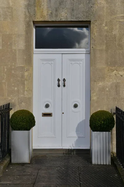 Widok Drzwi Wejściowych Ganek Pięknego Domu Starego Miasta Ulicy Angielskim — Zdjęcie stockowe