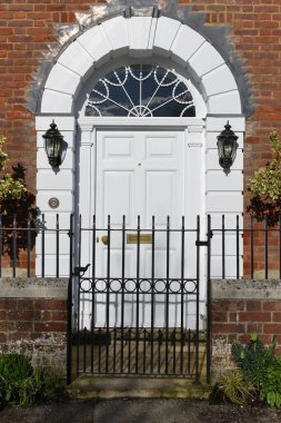 Bir İngiliz şehrinin caddesindeki güzel eski bir ev ve ön kapı manzarası.