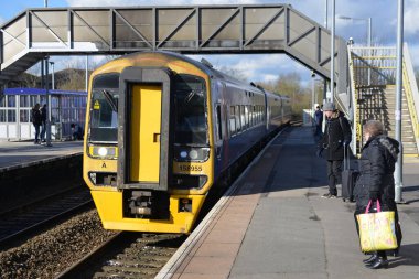 26 Ekim 2015 'te Avon, İngiltere' deki Bradford 'a bir dizel yolcu treni geliyor. 1857 'de Wessex Main Line' da açıldı. İstasyon yıllık 500.000 yolcu kapasitesine sahiptir..