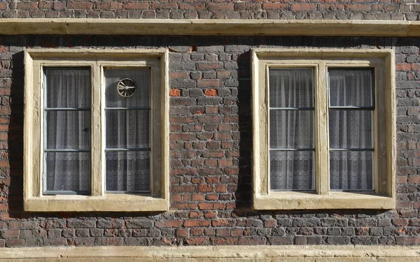 Старі Вікна Старої Цегляної Будівлі — стокове фото