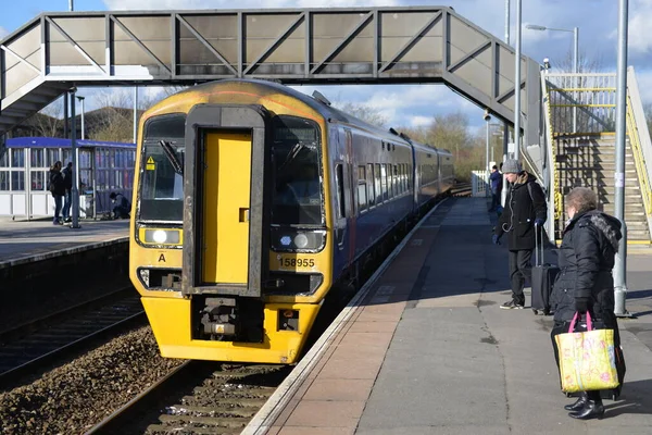 2015年10月26日 イギリスのエイボンにあるブラッドフォード駅にディーゼル旅客列車が到着した 1857年にウェセックス本線で開業し 年間利用者は50万人である — ストック写真