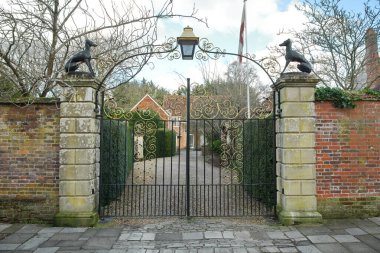 Süslü bir geçide bakın ve bir kır arazisinden geçin.