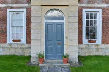 Bir İngiliz şehrinin caddesindeki güzel eski bir ev ve ön kapı manzarası.