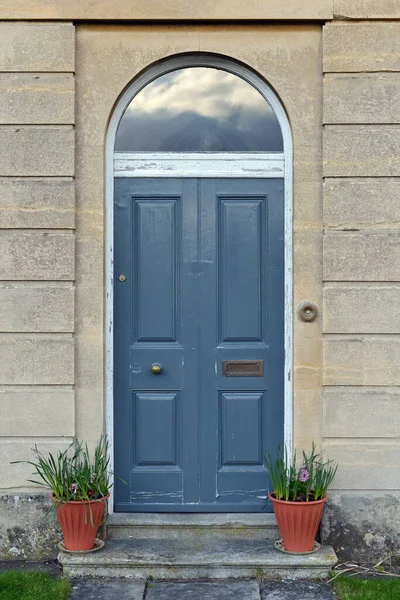 Άποψη Μιας Μπροστινής Πόρτας Και Βεράντα Ενός Όμορφου Παλιού Σπιτιού — Φωτογραφία Αρχείου