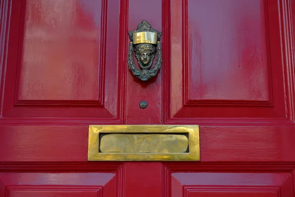 Вид Красивую Старую Красную Деревянную Входную Дверь Почтовым Ящиком Стуком — стоковое фото