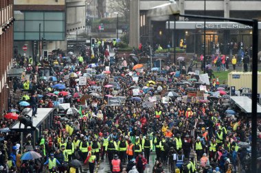 Çevre aktivisti Greta Thunberg, 28 Şubat 2020 'de İngiltere' nin Bristol kentinde düzenlenen Bristol Gençlik Grevi 4 İklimi, BYS4C 'de göstericilere liderlik ediyor..
