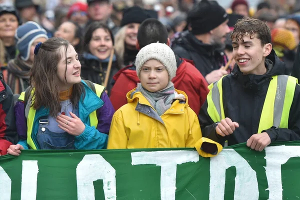 环境活动家Greta Thunberg领导示威者参加了于2020年2月28日在英国布里斯托尔举行的 布里斯托尔青年罢工4 气候集会 — 图库照片