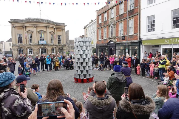 町の中心部の市場広場でストリートパフォーマンスを見る人々の群衆5月1 2022 Devizes — ストック写真