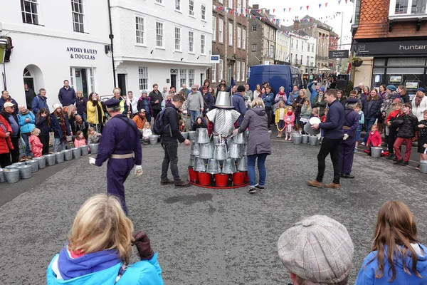 町の中心部の市場広場でストリートパフォーマンスを見る人々の群衆5月1 2022 Devizes — ストック写真