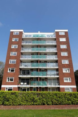 Bir İngiliz şehrinde eski bir atama binasının dış görünüşü