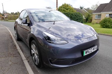 Tesla elektrikli arabası 11 Nisan 2022 'de Londra, İngiltere' de bir şehir caddesinde park halinde görüldü..