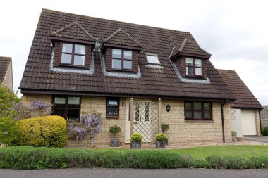 Dış görünüş ve bahçe bir İngiliz kasabasında bir caddede güzel bir ev.