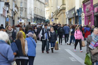 10 Şubat 2016 'da Bath, İngiltere' de şehir merkezinde işlek bir alışveriş caddesi boyunca turistler ve yerliler yürüyor. Somerset şehri popüler bir seyahat merkezidir ve yılda 4 milyon ziyaretçi kabul eder..