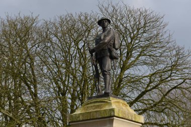 Trowbridge, İngiltere - 21 Mar 2016: Bir savaş anıtı şehir parkta bir bakış. İngiliz, İngiliz Milletler Topluluğu ve birinci ve ikinci dünya savaşında ölen asker müttefik anıt anısına.