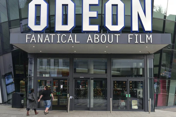 Άνθρωποι Επισκέπτονται Έναν Κινηματογράφο Odeon Στο Κέντρο Της Πόλης Στις — Φωτογραφία Αρχείου