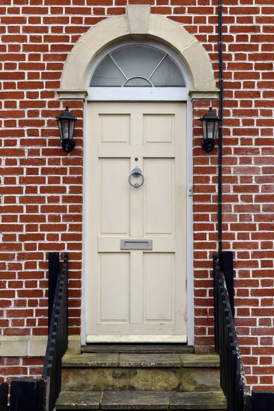 Widok Zewnętrzny Drewniane Drzwi Frontowe Pięknego Domu Ulicy Angielskim Mieście — Zdjęcie stockowe