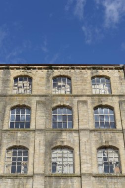 Terk edilmiş eski bir depo binasının dış görünüşü 