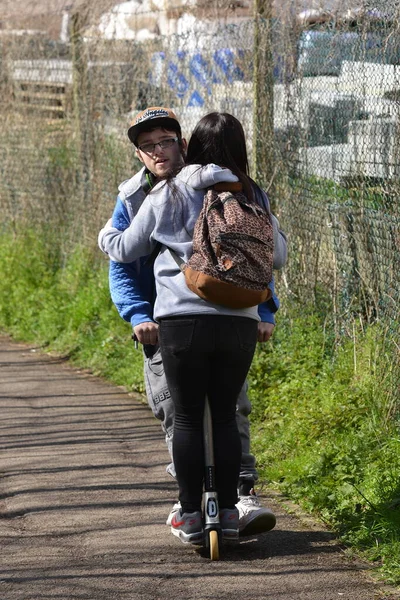 Two People Ride Scooter City Street March 2016 Trowbridge — Stock fotografie