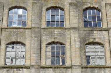 Terk edilmiş eski bir depo binasının dış görünüşü 