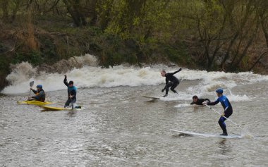 İnsanlar 9 Nisan 2016 'da İngiltere' nin Minsterworth şehrinde Severn Bore 'a binmeye hazırlanıyor. Severn çeliği, İngiltere 'nin güneybatısındaki Severn Nehri' nin gelgit kollarında görülen bir gelgittir..