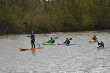 İnsanlar 9 Nisan 2016 'da İngiltere' nin Minsterworth şehrinde Severn Bore 'a binmeye hazırlanıyor. Severn çeliği, İngiltere 'nin güneybatısındaki Severn Nehri' nin gelgit kollarında görülen bir gelgittir..
