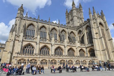 3 Mayıs 2016 'da İngiltere' nin Bath kentinde Bath Abbey ve Roma hamamlarının avlusunda güneşli bir günün tadını çıkarıyorlar. Tarihi Somerset kenti yılda 4 milyondan fazla ziyaretçi alıyor.