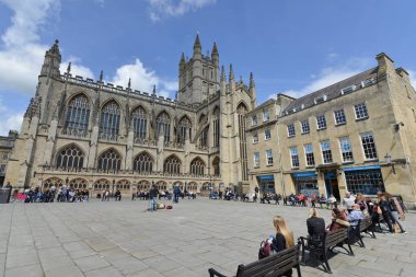 3 Mayıs 2016 'da İngiltere' nin Bath kentinde Bath Abbey ve Roma hamamlarının avlusunda güneşli bir günün tadını çıkarıyorlar. Tarihi Somerset kenti yılda 4 milyondan fazla ziyaretçi alıyor.