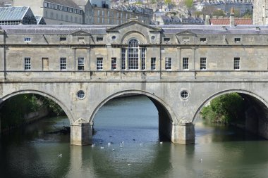 Bath England 'daki Avon Nehri üzerindeki tarihi Pulteney Köprüsü - Gürcistan dönemi Palladyan mimari tarzında inşa edilmiştir, köprü Somerset şehrinin ünlü bir simgesidir.