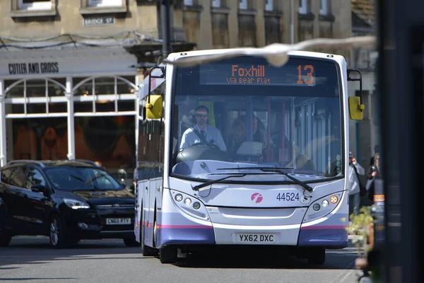 Bus Makes Way City Centre Street May 2016 Bath Somerset — Zdjęcie stockowe