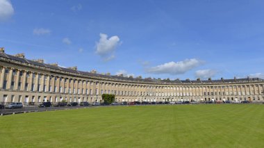 Royal Crescent ve Victoria Park, 3 Mayıs 2016 tarihinde Bath, İngiltere 'de görülmüştür. Royal Crescent, geniş yeşil Victoria Parkı 'na açılan 30 teraslı Gürcü kasaba evinden oluşuyor..