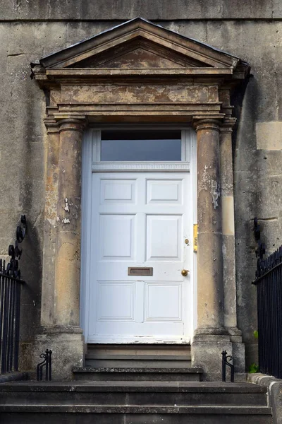 Μπροστά Πόρτα Ενός Όμορφου Σπιτιού Ένα Δρόμο Μια Αγγλική Πόλη — Φωτογραφία Αρχείου