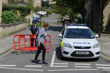 13 Mayıs 2016 'da İngiltere' nin Bath kentinde meydana gelen bir hadiseden sonra polis barikatın önüne park etti. Polis ve acil durum ekipleri patlamamış bir bomba ihbarına cevap verdi..