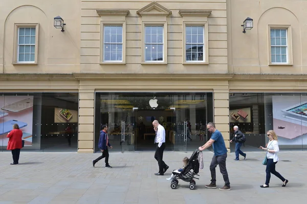 People Pass Apple Store City Centre Shopping Street May 2016 — Foto de Stock