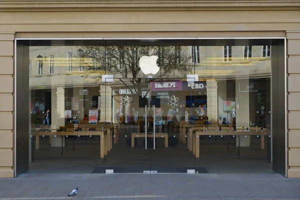 People Pass Apple Store City Centre Shopping Street May 2016 — Fotografia de Stock