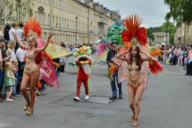 16 Temmuz 2016 'da Bath, İngiltere' de düzenlenen Bath Karnavalı 'nda kostümlü bir dansçı yer alıyor. Ünlü Somerset şehri Bath, her yıl 4 milyon turistin katıldığı popüler bir seyahat merkezidir..
