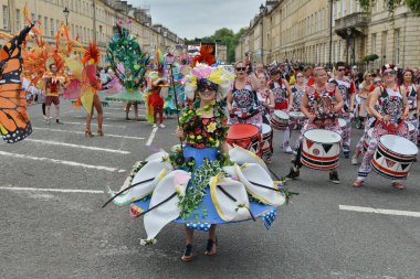 16 Temmuz 2016 'da Bath, İngiltere' de düzenlenen Bath Karnavalı 'nda kostümlü bir dansçı yer alıyor. Ünlü Somerset şehri Bath, her yıl 4 milyon turistin katıldığı popüler bir seyahat merkezidir..
