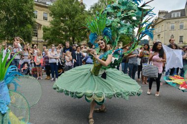 16 Temmuz 2016 'da Bath, İngiltere' de düzenlenen Bath Karnavalı 'na kostümlü bir dansçı katıldı. Ünlü Somerset şehri Bath, her yıl 4 milyon turistin katıldığı popüler bir seyahat merkezidir..