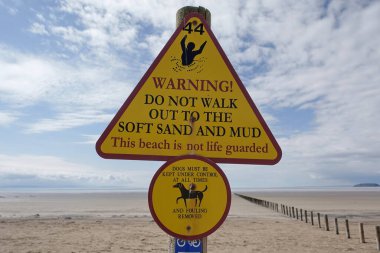 Plajdaki genel uyarı levhalarının görüntüsü