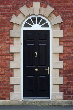 İngiliz şehrinde bir caddede eski güzel bir evin ön kapısı.