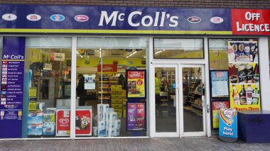 18 Ocak 2019 'da Bristol, İngiltere' de şehir merkezindeki bir caddede bir McColl 's mağazası görülmektedir. McColl 's Perakende Grubu, İngiltere genelinde 1650 mağaza işleten bir İngiliz bakkal ve gazete bayii..