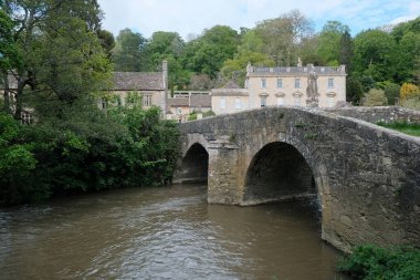 Avon Nehri 'nin karşısındaki tarihi bir taş köprünün manzarası Avon' un güzel kasabası Bradford 'da İngiltere' nin Wiltshire şehrinde