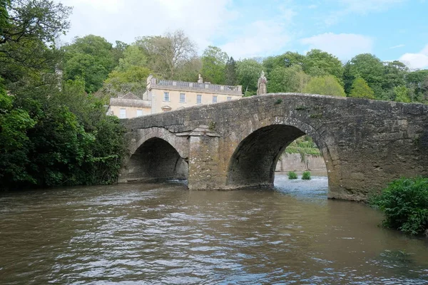 Malowniczy Widok Zabytkowy Most Old Stone Bridge Przez Rzekę Avon — Zdjęcie stockowe