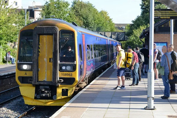 Rail Passengers Wait Station Platform Train Approaches September 2016 Trowbridge — ストック写真